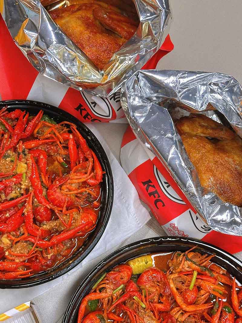 Čudovit popoldanski čaj: pojedina s pečenim piščancem KFC in grižljaji rakov